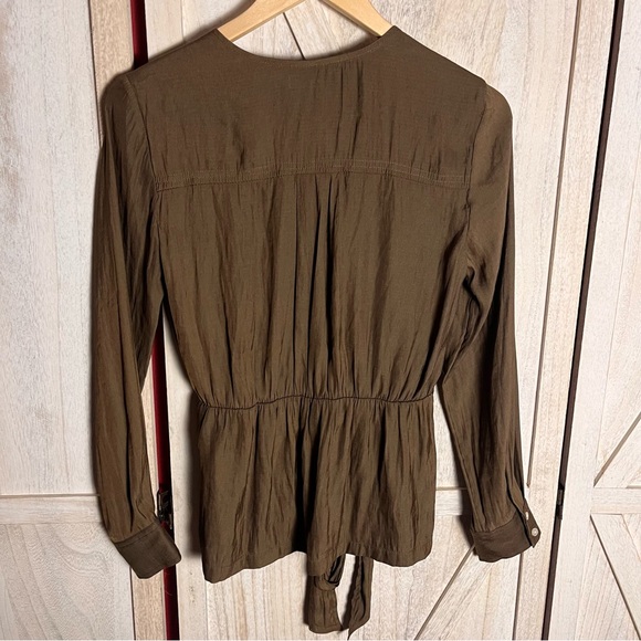 Banana Republic polyester blouse with accent belt - Picture 2 of 4